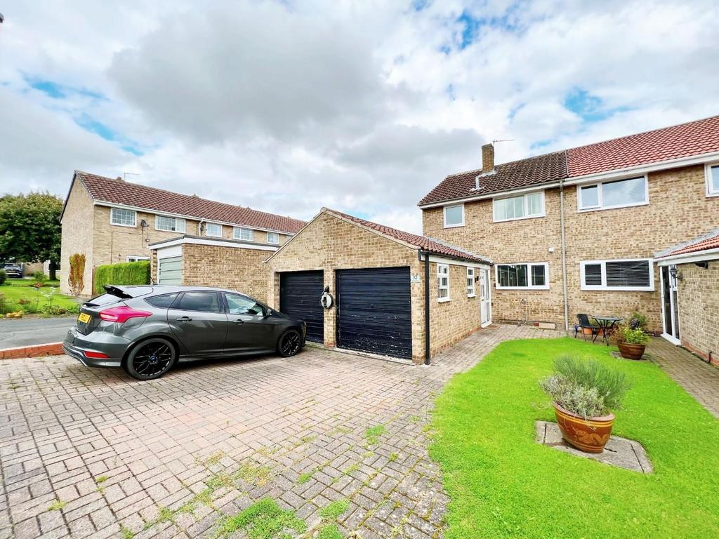 Stoneybeck, Middleham, 3 bed end of terrace house £850 pcm (£
