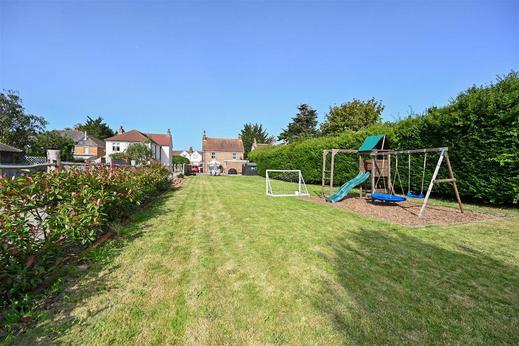 Fontwell Avenue, Eastergate 3 bed detached house for sale £525,000