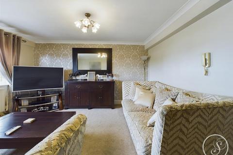 3 bedroom flat for sale, The Lane, Leeds