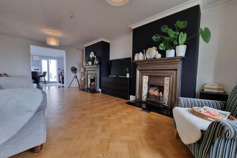 105 Dock View Road, Barry, CF63 3QQ