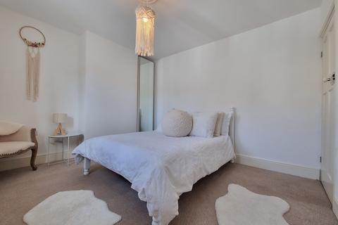 105 Dock View Road, Barry, CF63 3QQ