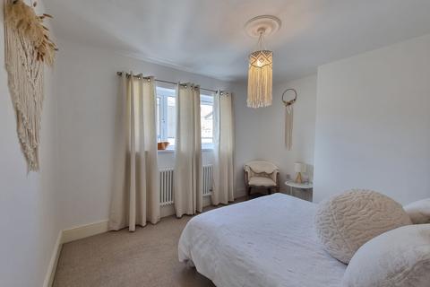 105 Dock View Road, Barry, CF63 3QQ