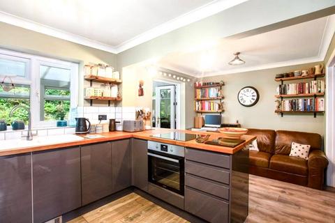16 Springfield Park, Tisbury, Salisbury, SP3 6QN