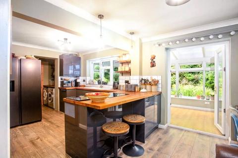 16 Springfield Park, Tisbury, Salisbury, SP3 6QN