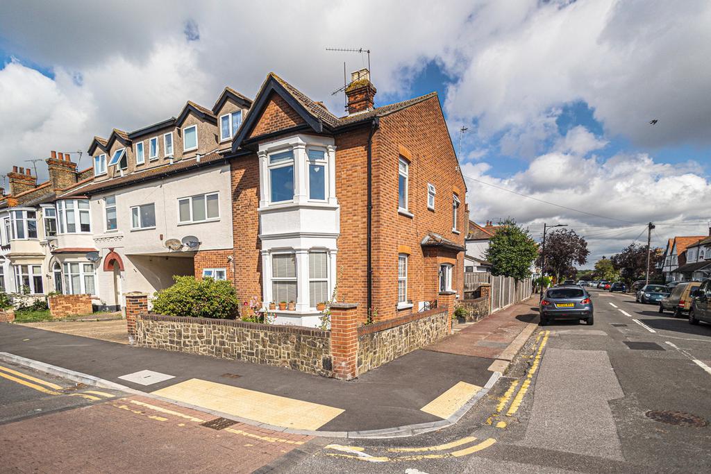 Chalkwell Park Drive, Leighonsea, SS9 2 bed flat for sale £300,000