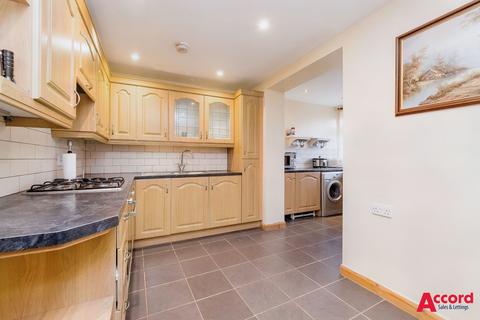 3 bedroom semi-detached house for sale - Aire Drive, South Ockendon, RM15