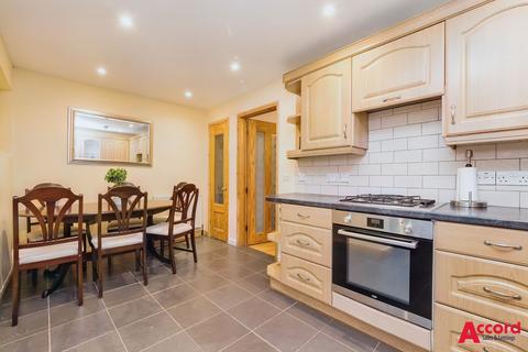 3 bedroom semi-detached house for sale - Aire Drive, South Ockendon, RM15