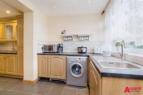 3 bedroom semi-detached house for sale - Aire Drive, South Ockendon, RM15