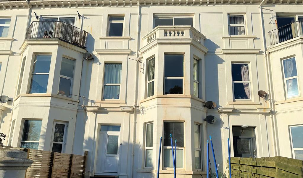 Alexandra Terrace, Exmouth EX8 1 bed flat £925 pcm (£213 pw)