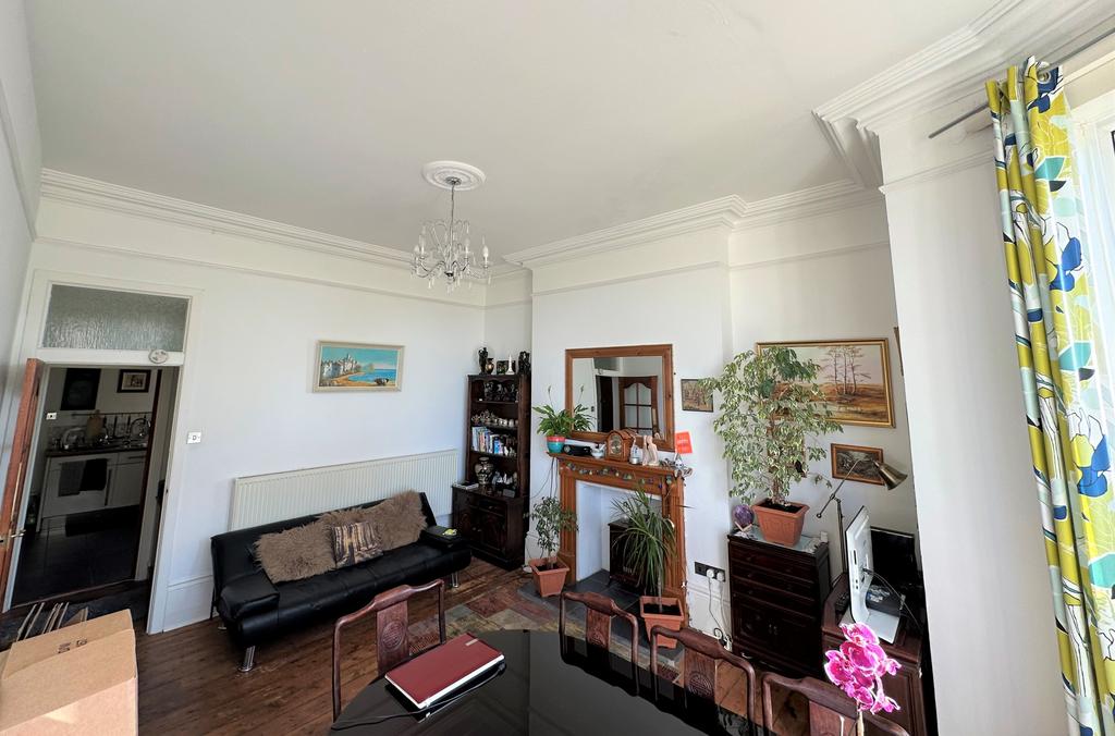 Alexandra Terrace, Exmouth EX8 1 bed flat £925 pcm (£213 pw)