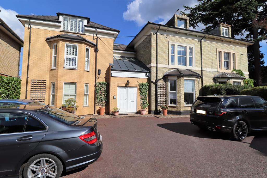 Thames Street, Weybridge KT13 3 bed apartment £1,750 pcm (£404 pw)