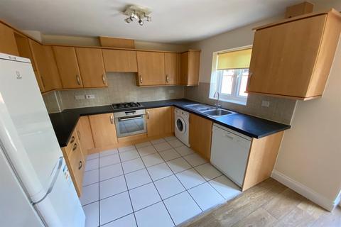 3 bedroom terraced house to rent, Hardy Avenue, Petersfield, GU31