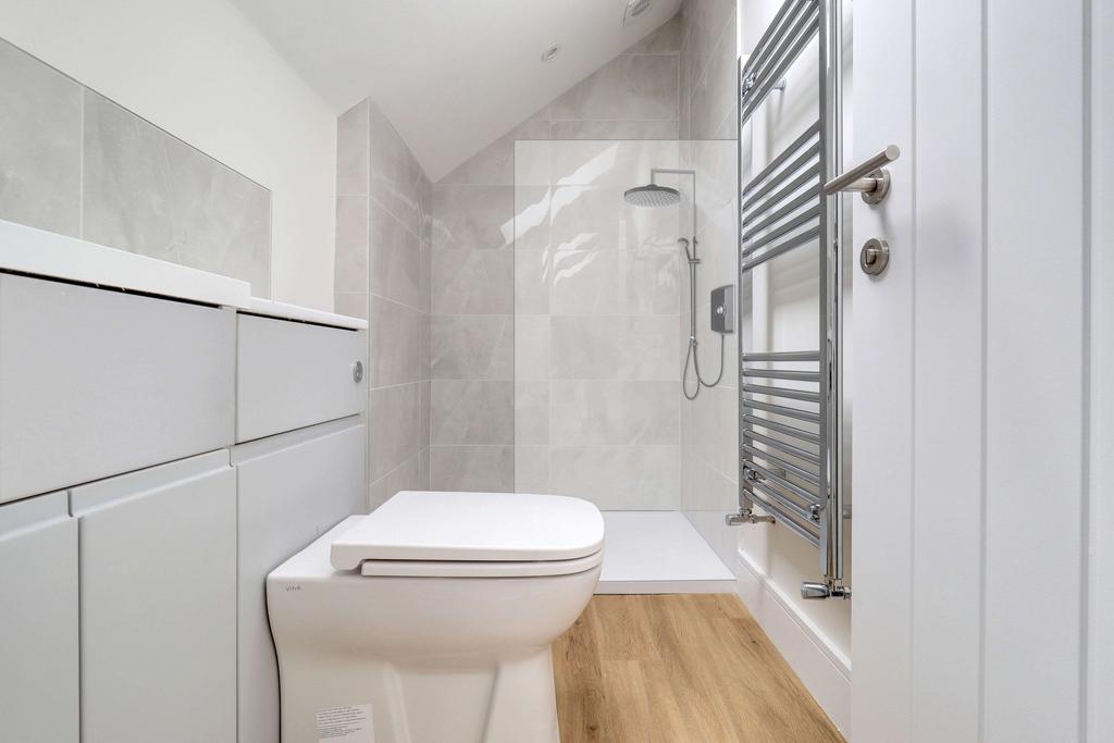 Ensuite to Bed 1