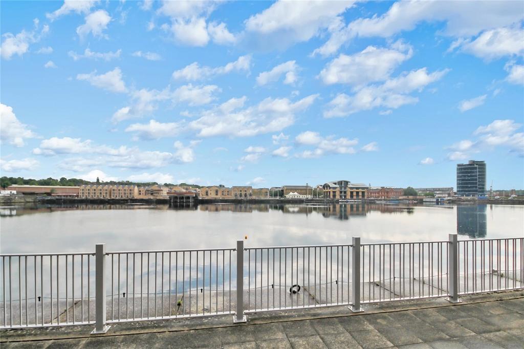 Watersmeet, St. Marys Island, Chatham, ME4 2 bed flat for sale £200,000