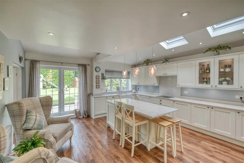 105 Lode Lane, Solihull, B91 2HH