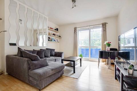3 bedroom flat to rent, Burbage Close, London SE1