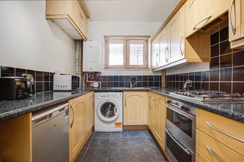 3 bedroom flat to rent, Burbage Close, London SE1