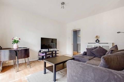 3 bedroom flat to rent, Burbage Close, London SE1