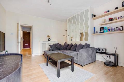 3 bedroom flat to rent, Burbage Close, London SE1