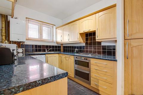 3 bedroom flat to rent, Burbage Close, London SE1