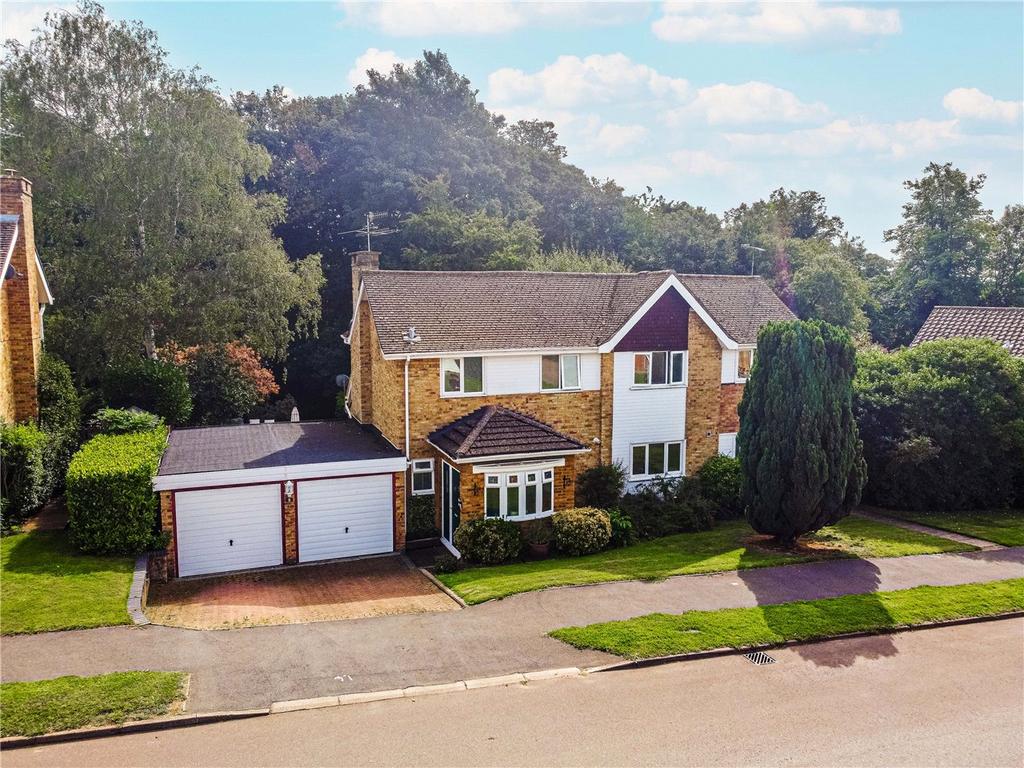 Carleton Rise, Welwyn, Hertfordshire 4 bed detached house for sale £