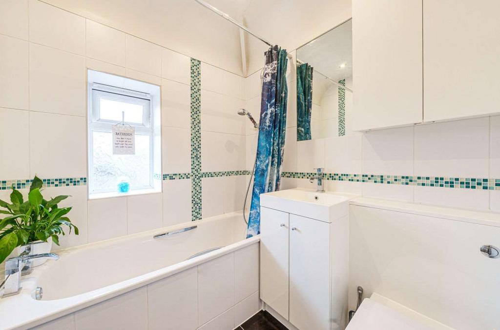 Bathroom (Family Bathroom)