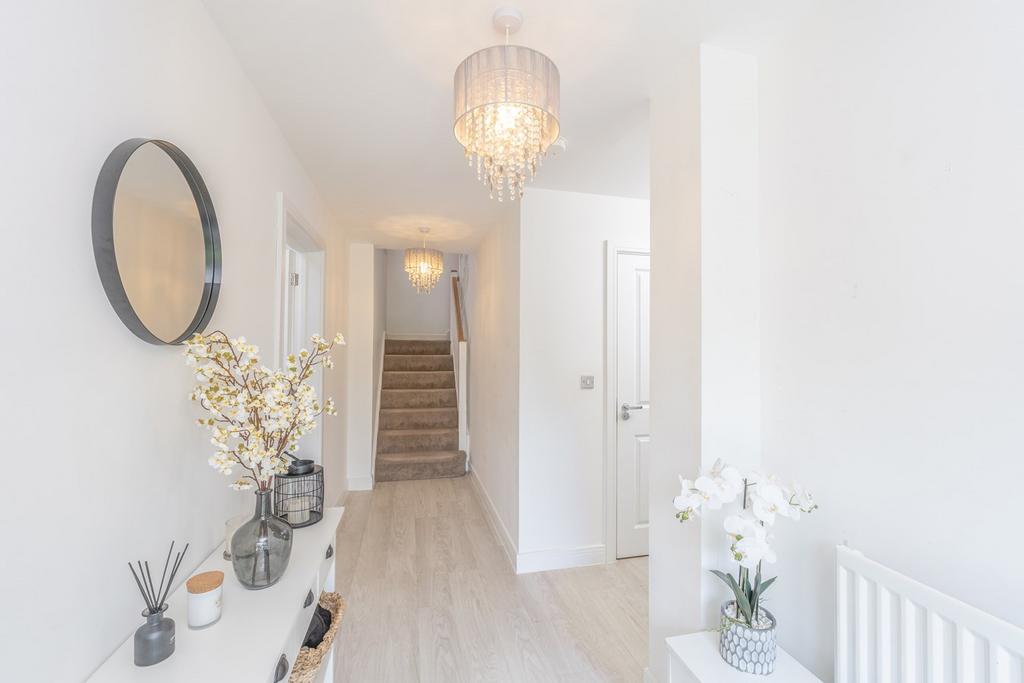 Fairway Drive, Chelmsford CM3 4 bed detached house £675,000