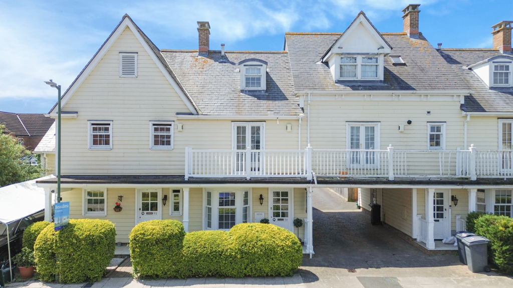 Burnell Gate, Chelmsford CM1 3 bed semidetached house for sale £425,000