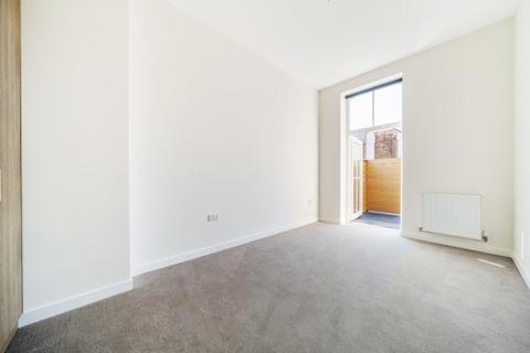 2 bedroom apartment to rent - Frobisher Road London N8