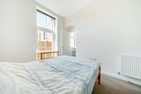 2 bedroom apartment to rent - Frobisher Road London N8