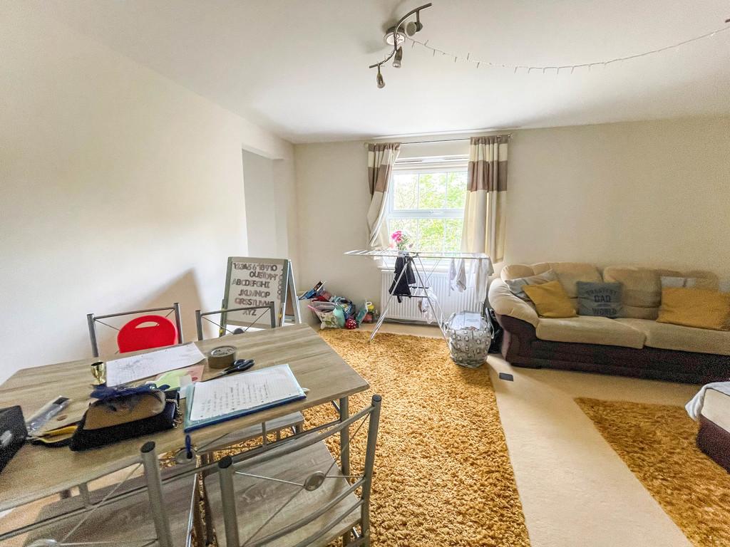 Ulysses Road, Oakhurst, Swindon 2 bed apartment £140,000