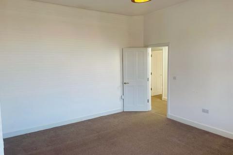 2 bedroom flat to rent - Station Avenue, Caterham