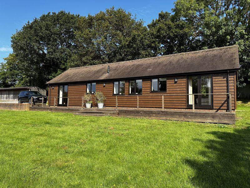 Clappers Lane, Henfield 2 bed bungalow to rent £1,600 pcm (£369 pw)