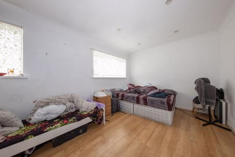 2 bedroom flat for sale - Northolm, Edgware