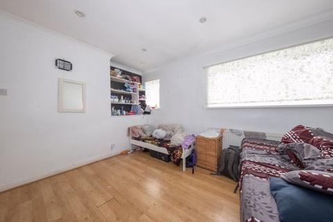 2 bedroom flat for sale - Northolm, Edgware
