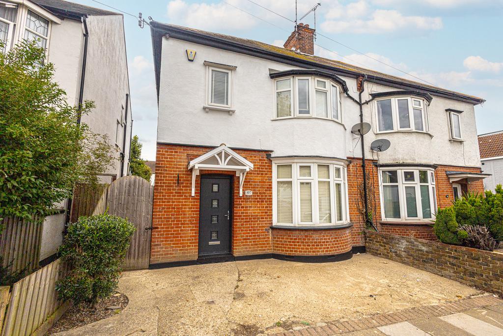 Woodfield Park Drive, Leighonsea, SS9 3 bed semidetached house for