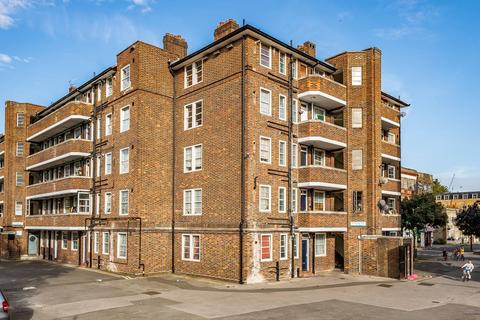3 bedroom flat for sale - Southborough House, Elephant and Castle, London, SE17