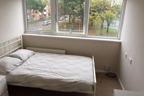 1 bedroom in a house share to rent, Suffolk Square - UBR