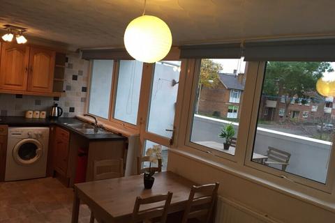 1 bedroom in a house share to rent, Suffolk Square - UBR