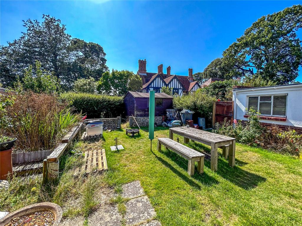 Ringwood Road, Walkford, Christchurch, Dorset, BH23 2 bed bungalow for