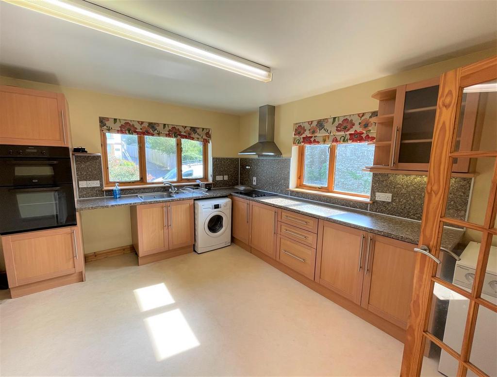 Kitchen 2.JPG