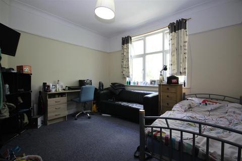 3 bedroom flat to rent, The Drive, London, NW10 3UB