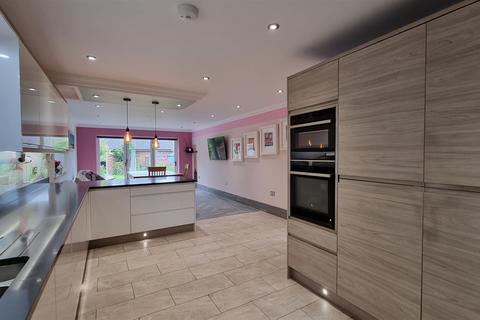 25 Lowbrook Lane, Tidbury Green, Solihull, B90 1QR