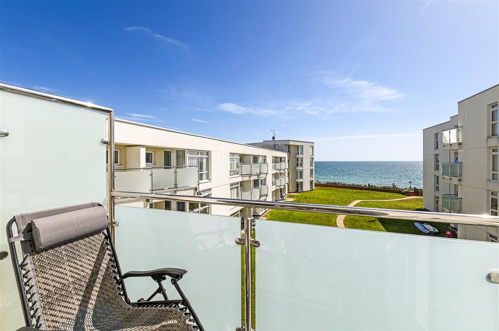 Shore Road, East Wittering, Chichester 2 bed flat for sale £385,000