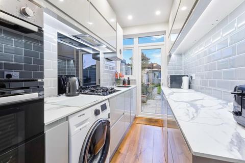 3 bedroom end of terrace house for sale - Brocks Drive, Cheam