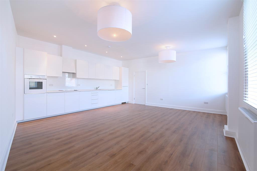 Denmark Hill, London, SE5 8RP 3 bed flat £2,700 pcm (£623 pw)