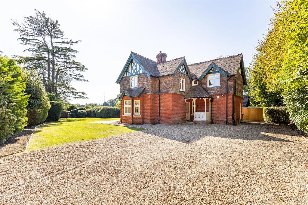 Wick Lane, Englefield Green, Egham 3 bed semidetached house £3,800