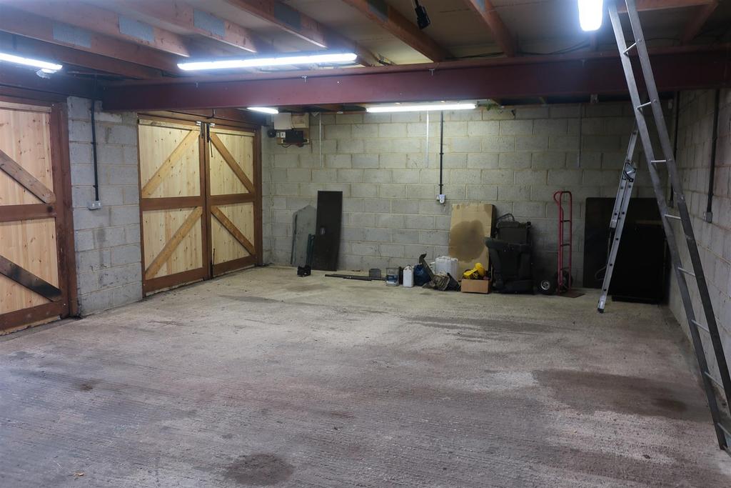 Garage/Workshop