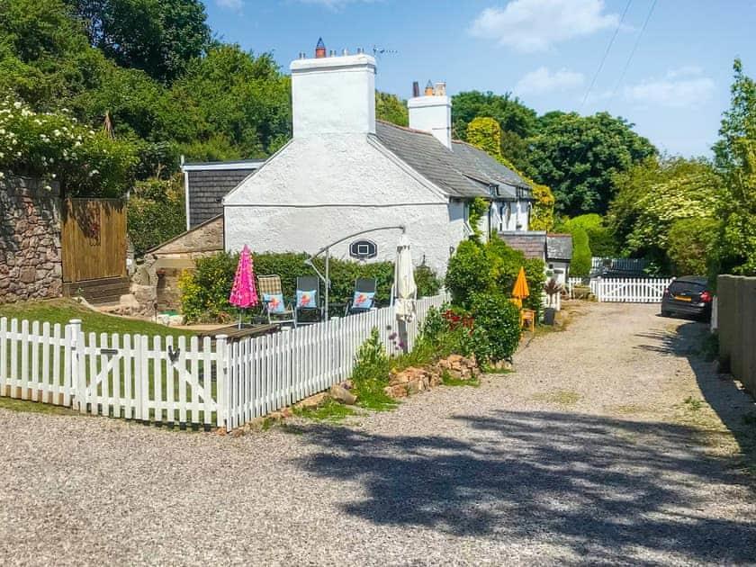 Cottages driveway.jpg