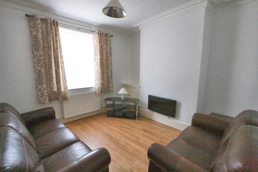 Palmerston Street, Bollington 3 bed semidetached house to rent £995